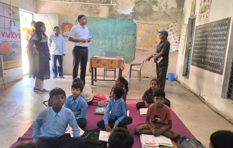 बरबसपुर में कलेक्टर ने आंगनबाड़ी केंद्र एवं विद्यालय का किया निरीक्षण